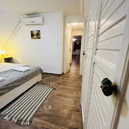 Lexi Apartman with Roof Terrace Balatonboglár Apartamento *